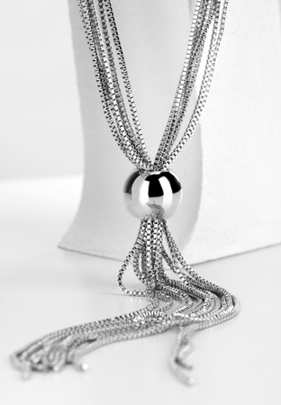 Naszyjnik z łańcuszków w kolorze srebrnym