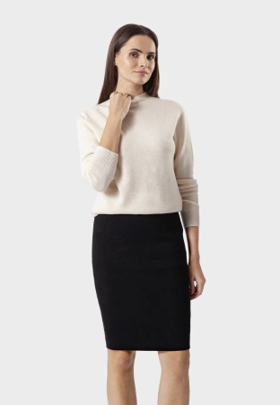 Czarna spódnica z charakterystyczną fakturą