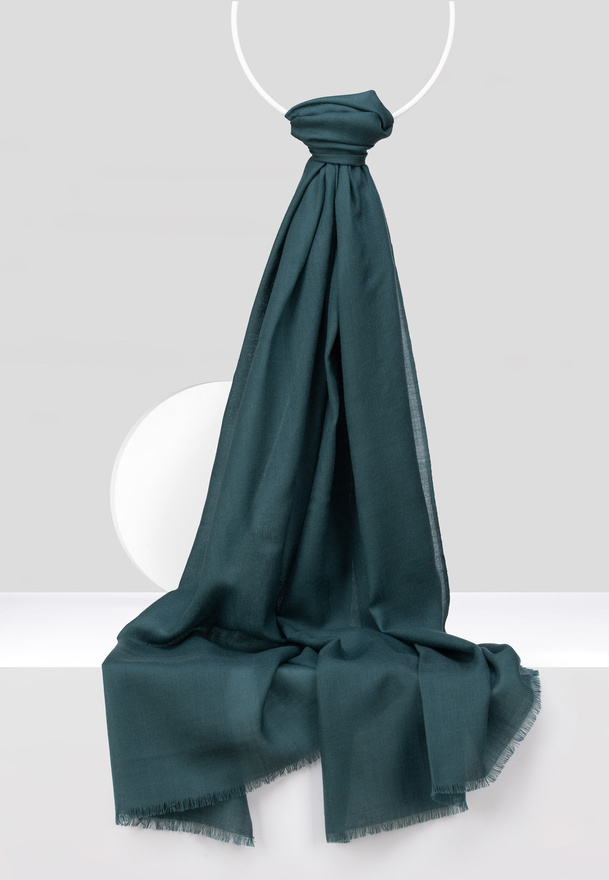 Cienki wełniany szal w kolorze zielonym