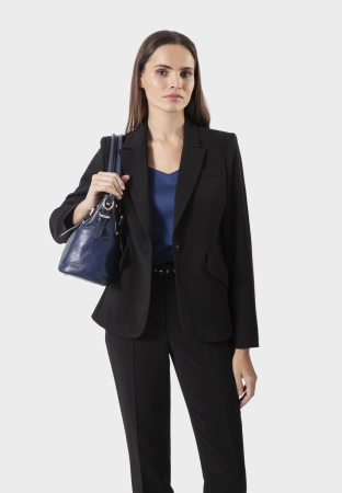 Czarny taliowany żakiet z patkami