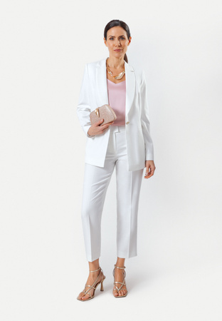 Biały żakiet ze złotym guzikiem