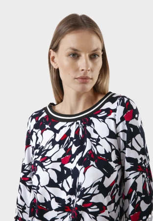 Wiskozowa bluzka w kwiaty z czerwienią