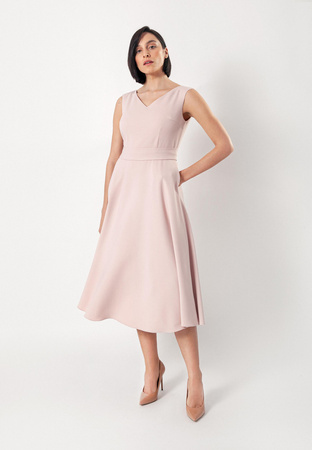 Rozkloszowana sukienka w kolorze jasnego różu