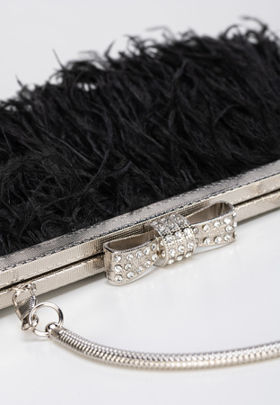 Wieczorowa torebka z ozdobnymi piórami