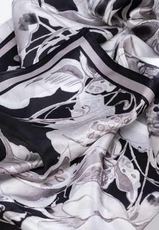 Jedwabna apaszka w kwiaty