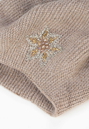 Beżowy beret z koralikami