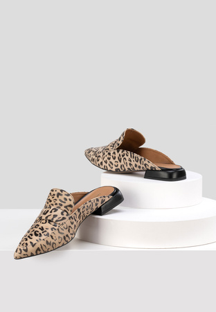 Klapki mule w panterkowy wzór