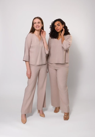 Beżowa bluzka w serek z wiskozą i lnem