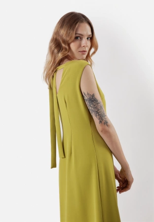 Zielona sukienka z piórami