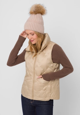 Beżowa czapka z naturalnym pomponem