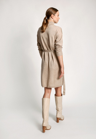 Beżowa dzianinowa sukienka z paskiem