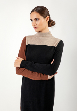 Sukienka z dzianiny z golfem i brązowym lampasem