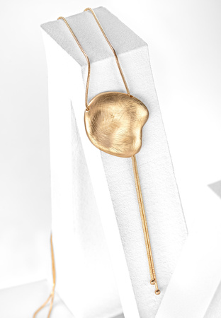 Naszyjnik w złotym kolorze z oryginalną blaszką