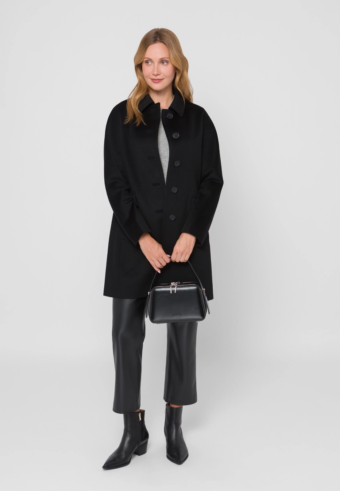 Czarny wełniany płaszcz z kołnierzykiem