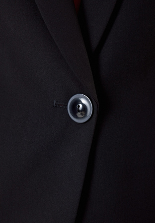 Czarny taliowany żakiet na jeden guzik