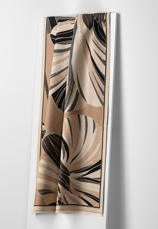 Wzorzysty szal w beżowych kolorach