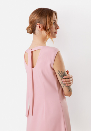 Różowa sukienka z piórami