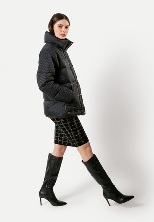 Puchowa kurtka ze złotymi elementami