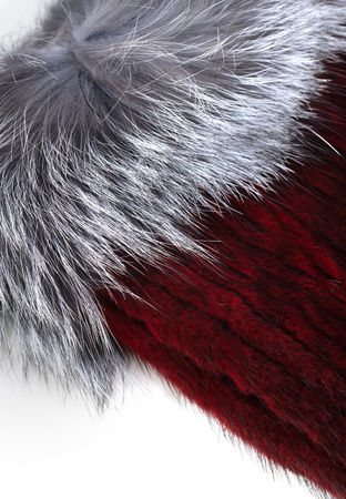 Elegancka bordowa czapka z naturalnym futrem