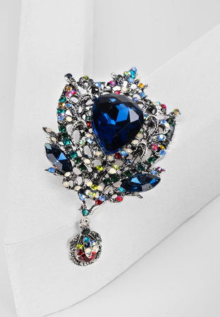 Broszka z kolorowymi cyrkoniami