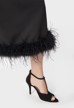 Czarna sukienka z piórami