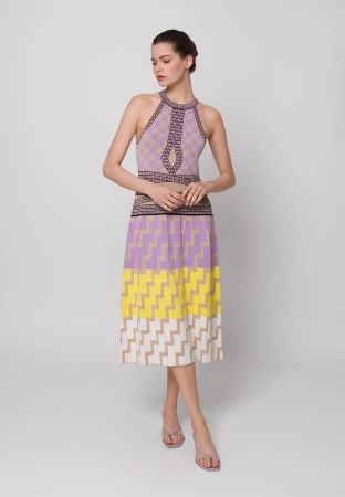 Dzianinowa sukienka w geometryczny wzór z fioletem