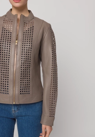 Ażurowa skóra w odcieniu kamiennego beżu