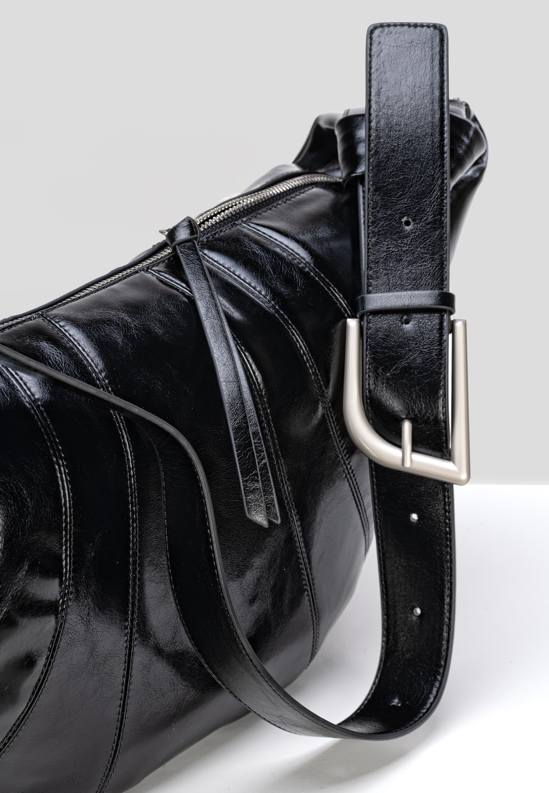 Czarna torebka nerka z miękkiej skóry