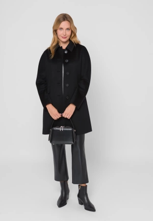 Czarna torebka z błyszczącej skóry