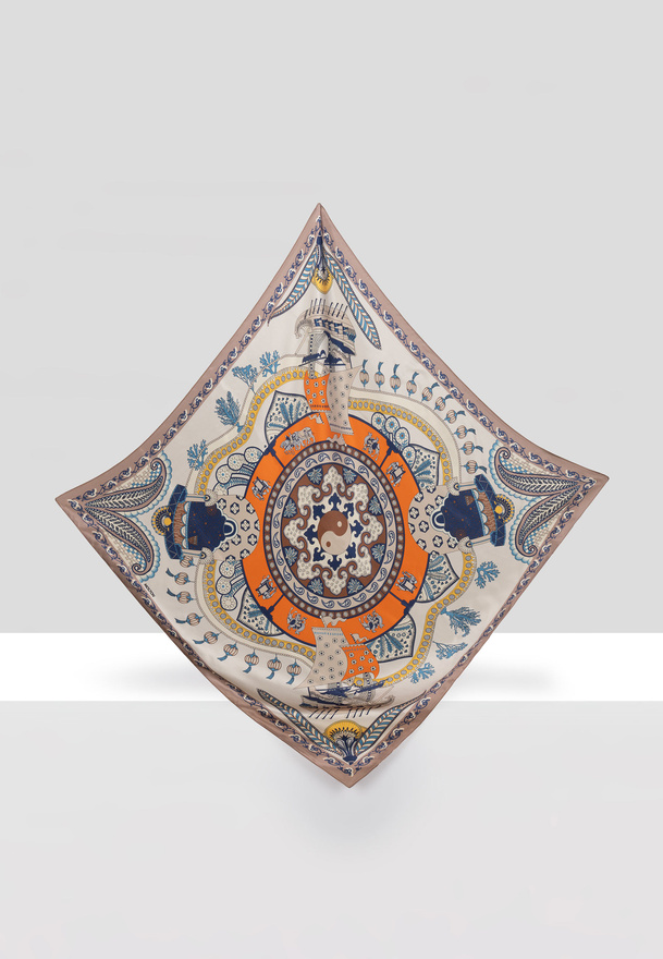 Jedwabna beżowa apaszka w orientalny wzór 