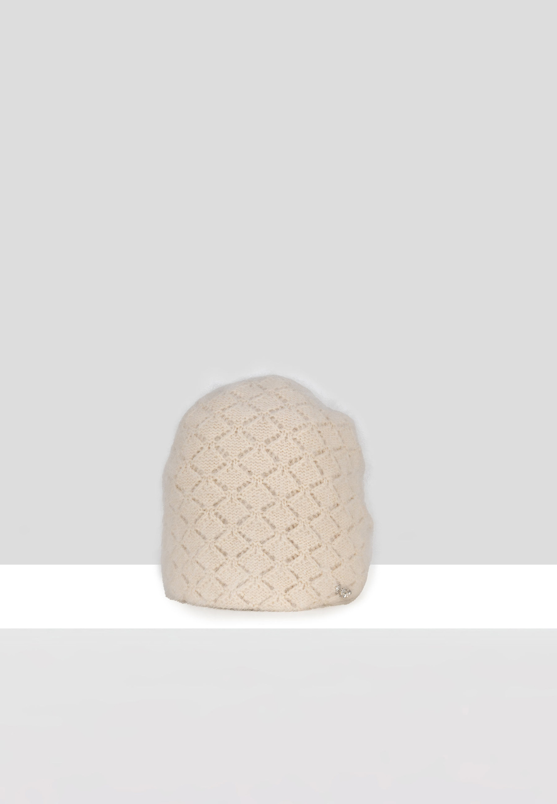 Beżowa czapka w romby z naturalnym włosiem