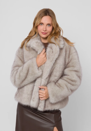 Krótkie futerko w kolorze brązowo-szarym