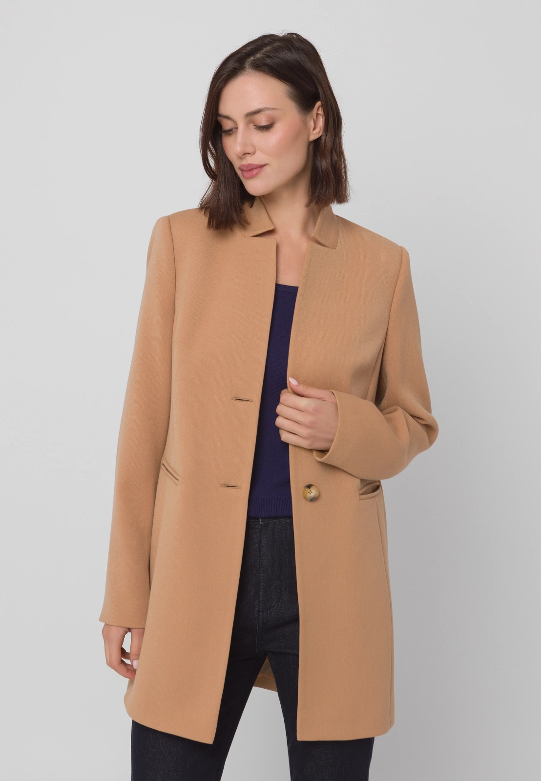 Krótki camelowy płaszcz z wiskozą