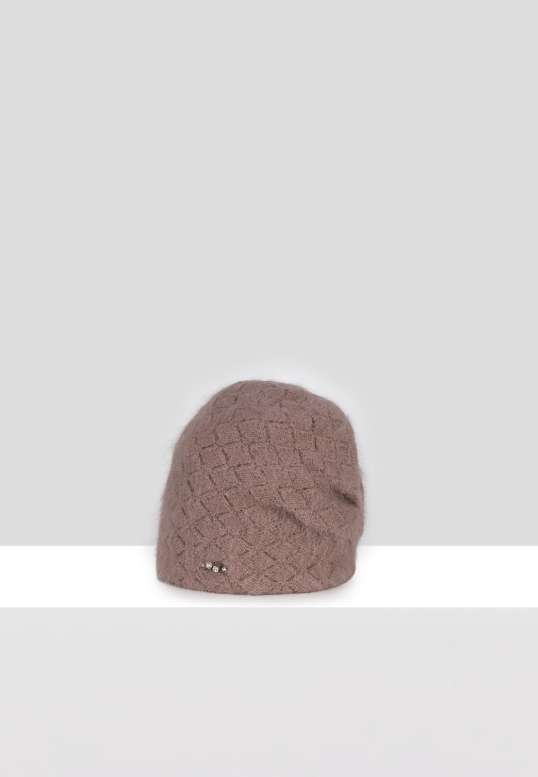 Brązowa czapka w romby z naturalnym włosiem