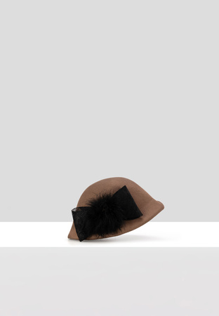 Brązowy kapelusz zdobiony kokardą i piórami