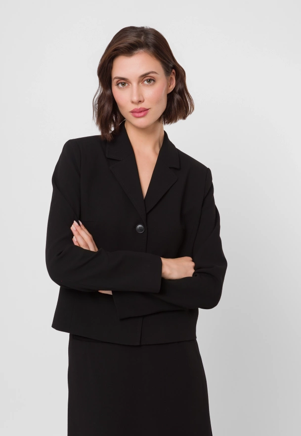 Krótki czarny żakiet z klasycznym kołnierzem