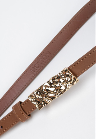 Brązowy pasek z ozdobną klamrą