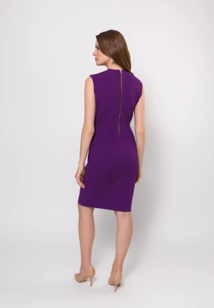 Fioletowa sukienka ze złotymi guzikami i tłoczeniem w romby