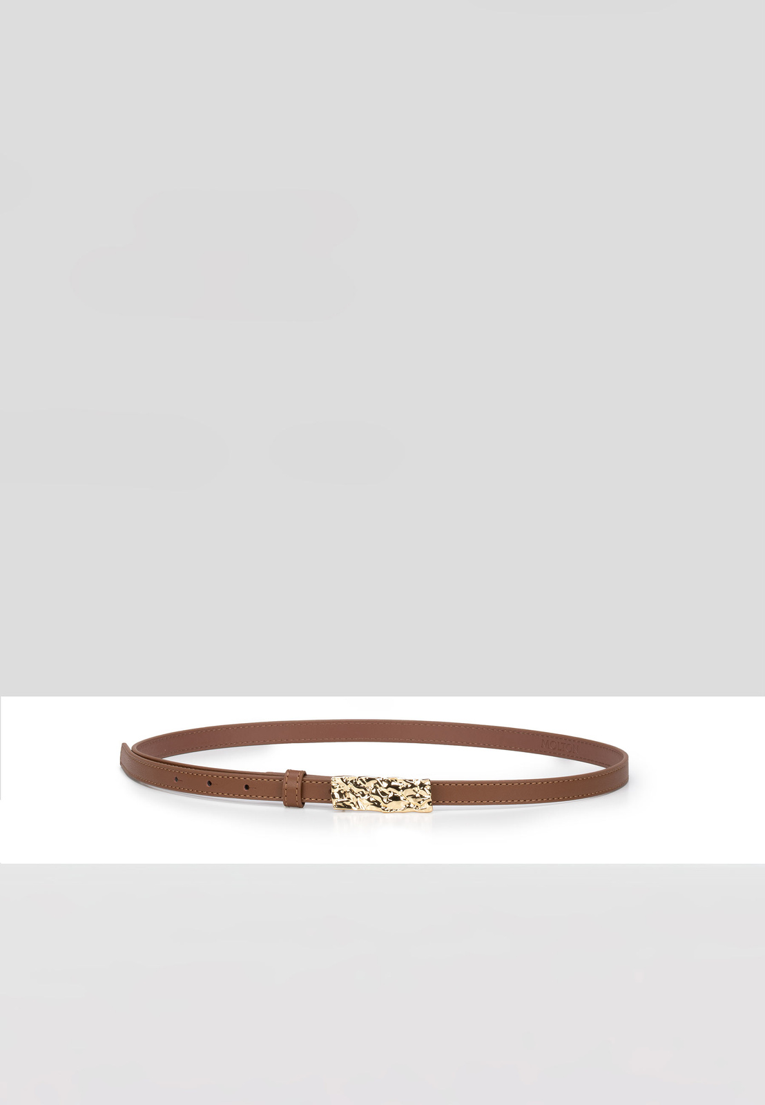 Brązowy pasek z ozdobną klamrą