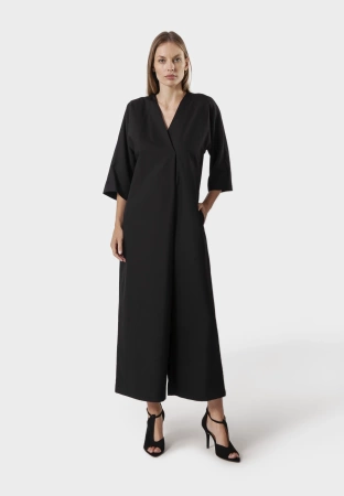 Czarny kombinezon z asymetrycznym przodem o luźnej formie
