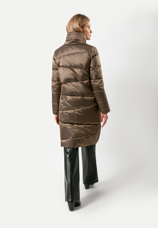 Brązowa puchowa kurtka z wysokim kołnierzem