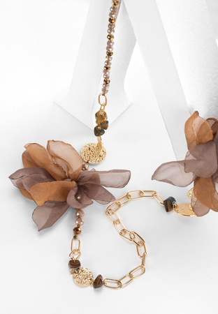 Długi naszyjnik z tiulowymi brązowymi kwiatami
