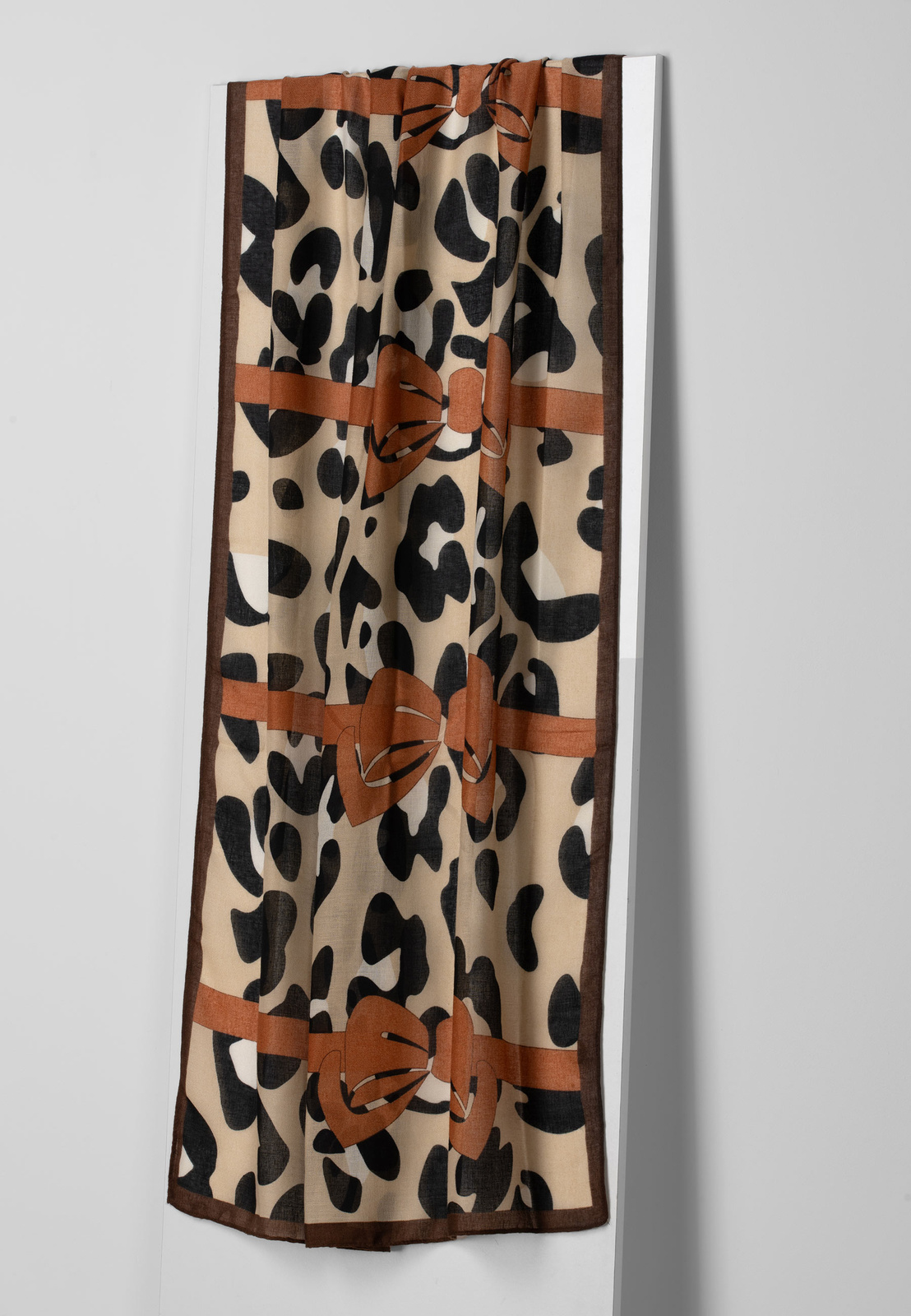 Wiskozowy szal w panterkowy wzór