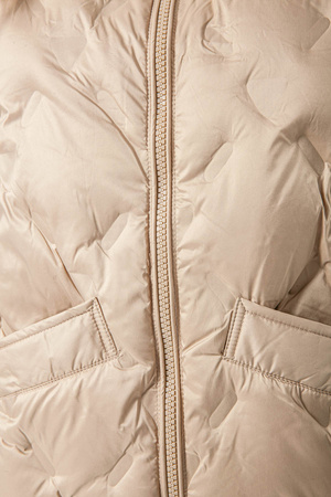 Beżowa puchowa kurtka z kapturem