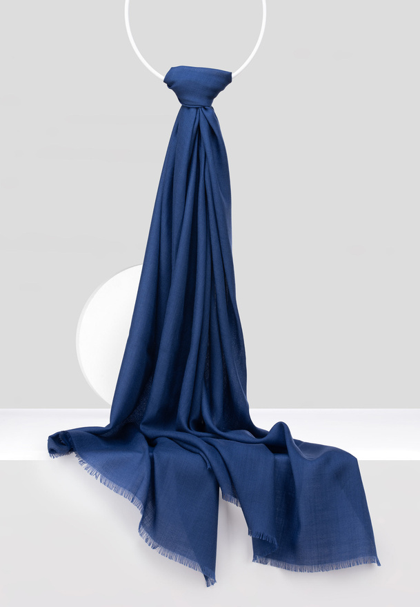 Cienki wełniany szal w kolorze niebieskim