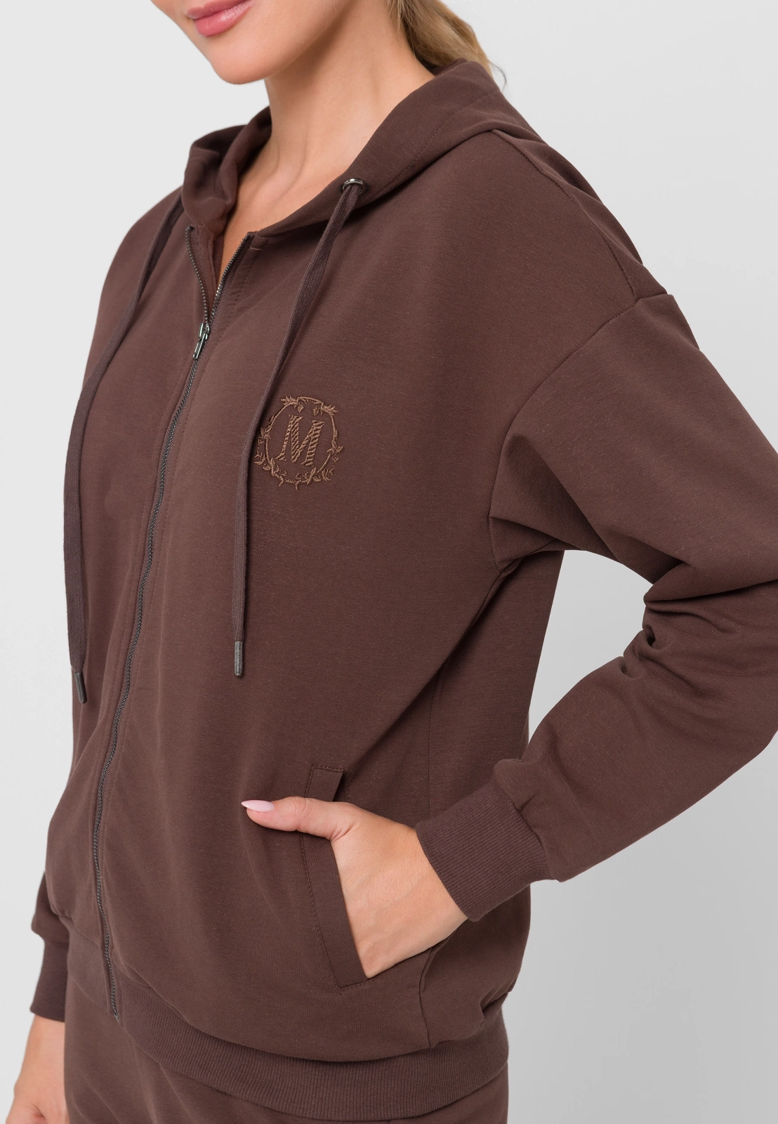 Brązowa bluza na suwak z kapturem