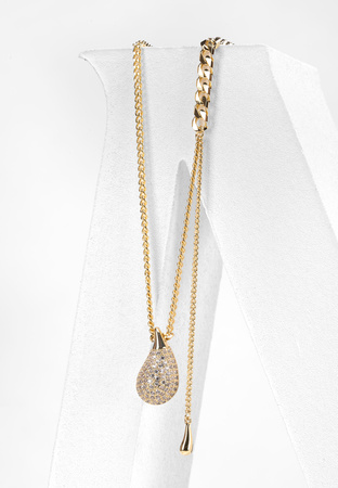 Naszyjnik z zawieszką w kształcie łezki