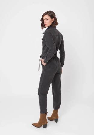 Jeansowy kombinezon wiązany w pasie