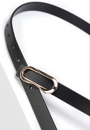 Czarny skórzany pasek z ozdobną klamrą