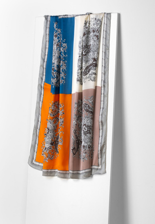 Kolorowa apaszka we wzór paisley